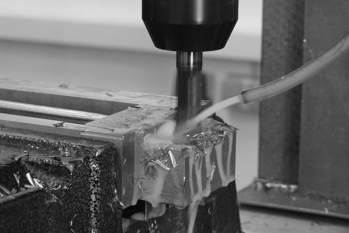 Detailaufnahme einer Bohrung in ein Metallwerkst&uuml;ck