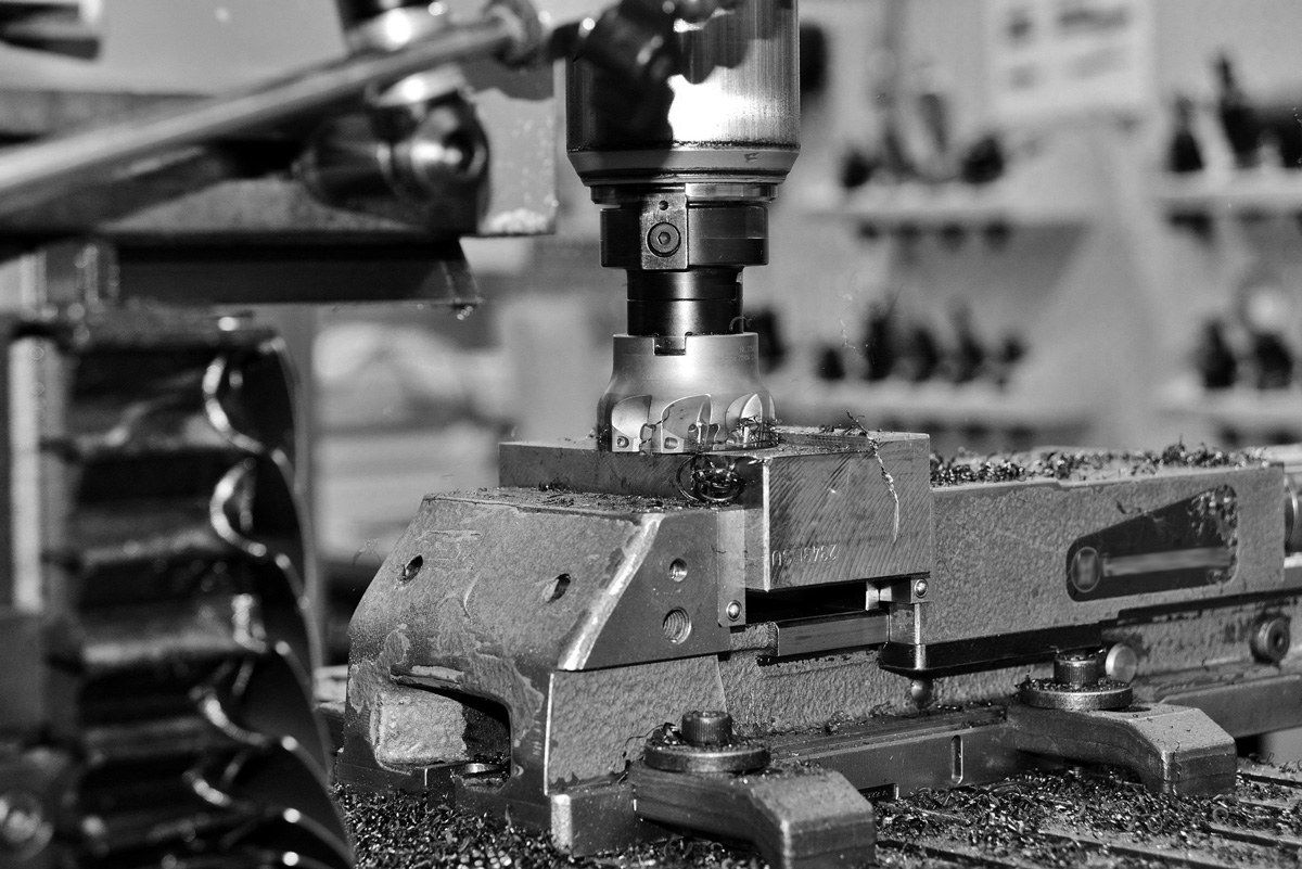 Detailaufnahme eines Fr&auml;svorgangs an einem Metallwerkst&uuml;ck